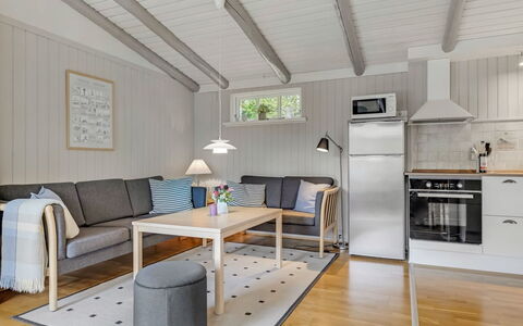Saima - 25Km from the Sea: Gulvbelægning, Træ, Møbel, Indretning, Etage, Værelse, Couch, Stue, Loft, Trægulve