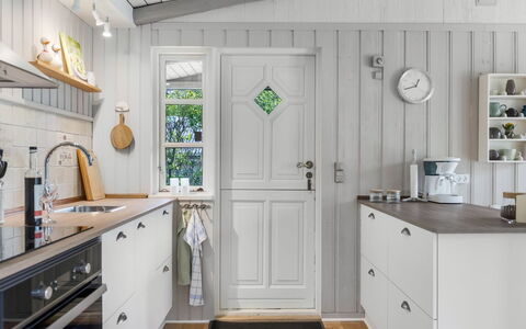 Saima - 25Km from the Sea: Træ, Gulvbelægning, Indretning, Cabinetry, Køkken, Møbel, Hjem, Etage, Countertop, Skuffe