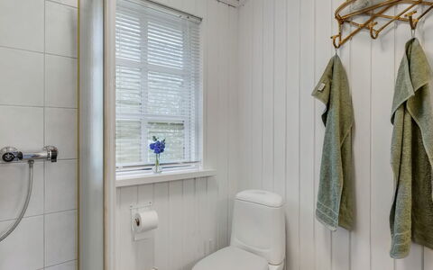 Saima - 25Km from the Sea: Badeværelse, Toiletbræt, Sanitærarmatur, Toilet, Indretning, Gulvbelægning, Etage, Vvs, Tap, Loft
