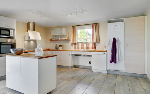 Aletta - 25Km from the Sea: Countertop, Køkken, Gulvbelægning, Møbel, Indretning, Cabinetry, Træ, Køkken Apparat, Etage, Loft