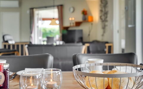 Aletta - 25Km from the Sea: Møbel, Indretning, Bord, Belysning, Gulvbelægning, Bordservice, Hjem, Værelse, Stue, Etage