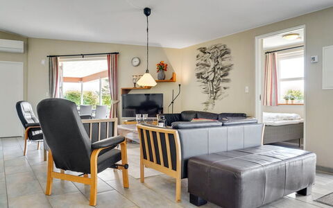 Aletta - 25Km from the Sea: Møbel, Indretning, Gulvbelægning, Træ, Etage, Couch, Stue, Værelse, Loft, Stol