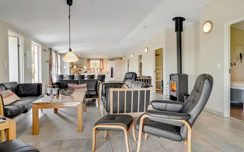 Aletta - 25Km from the Sea: Møbel, Indretning, Gulvbelægning, Træ, Loft, Etage, Værelse, Stol, Couch, Stue