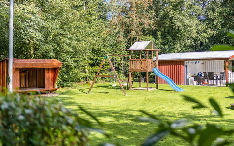 Carlene - 25Km from the Sea: Møbel, Indretning, Gulvbelægning, Træ, Etage, Loft, Trægulve, Stol, Bord, Belysning