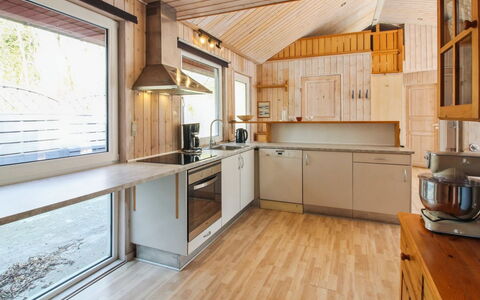 Edy - 25Km from the Sea: Træ, Køkken, Loft, Countertop, Hjem, Indretning, Lysarmatur, Værelse, Køkken Apparat, Bejdse
