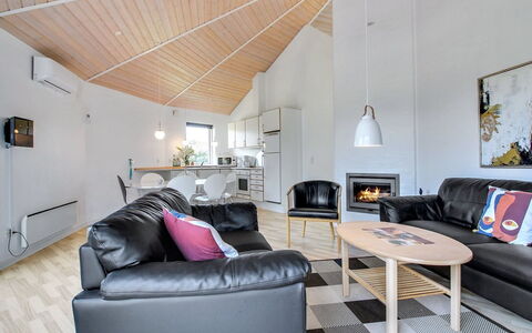 Jani - 25Km from the Sea: Indretning, Møbel, Gulvbelægning, Loft, Træ, Couch, Stue, Etage, Værelse, Belysning
