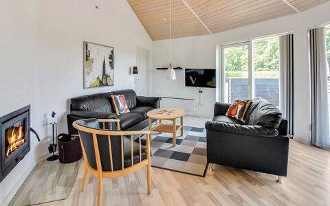Jani - 25Km from the Sea: Træ, Indretning, Gulvbelægning, Stue, Loft, Etage, Couch, Møbel, Hjem