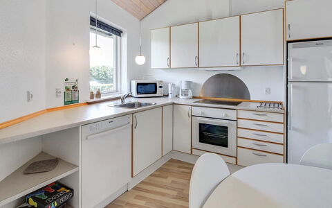 Jani - 25Km from the Sea: Indretning, Træ, Gulvbelægning, Loft, Etage, Køkken, Værelse, Belysning, Countertop, Hjem