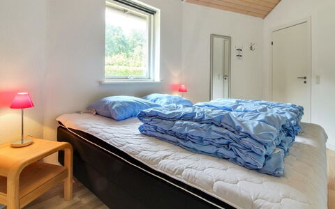 Jani - 25Km from the Sea: Seng, Soveværelse, Indretning, Sengetøj, Træ, Loft, Etage, Gulvbelægning, Sengetøj, Møbel