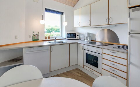 Jani - 25Km from the Sea: Indretning, Gulvbelægning, Køkken, Træ, Loft, Etage, Countertop, Lysarmatur, Køkken Apparat, Belysning