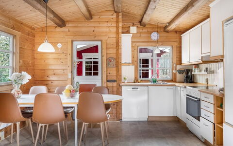 Rasmus - 29Km from the Sea: Træ, Køkken, Indretning, Møbel, Loft, Hjem, Countertop, Gulvbelægning, Køkken & Spisebord, Værelse