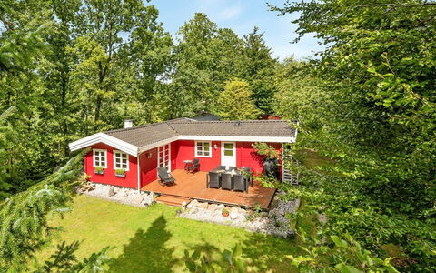 Rasmus - 29Km from the Sea: Boligområde, Tag, Forstad, Indkørsel, Estate, Skorsten