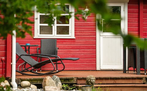 Rasmus - 29Km from the Sea: Boligområde, Tag, Forstad, Indkørsel, Estate, Skorsten