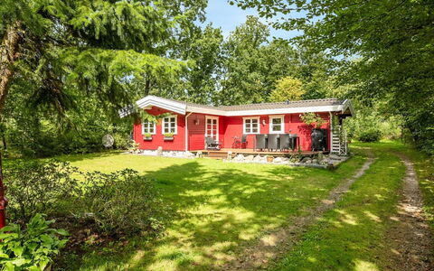 Rasmus - 29Km from the Sea: Boligområde, Tag, Forstad, Indkørsel, Estate, Skorsten