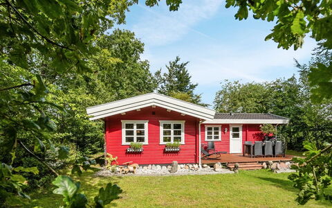 Rasmus - 29Km from the Sea: Boligområde, Tag, Forstad, Indkørsel, Estate, Skorsten