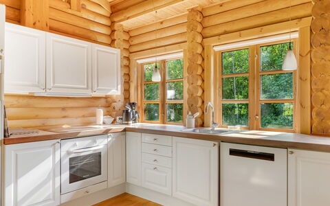 Frederica - 30Km from the Sea: Gulvbelægning, Træ, Indretning, Køkken, Etage, Countertop, Hjem, Møbel, Bejdse, Cabinetry