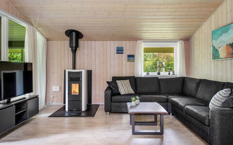 Jutta - 28Km from the Sea: Gulvbelægning, Træ, Indretning, Etage, Trægulve, Møbel, Couch, Loft, Stue, Hårdttræ