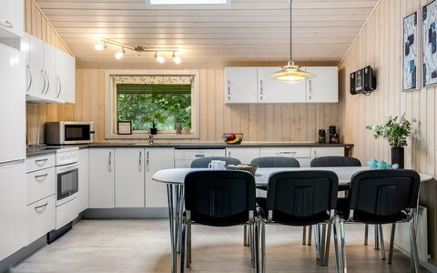 Jutta - 28Km from the Sea: Træ, Køkken, Indretning, Møbel, Loft, Køkken & Spisebord, Køkken Apparat, Hjem, Countertop, Værelse
