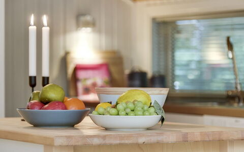 Swenki - 29Km from the Sea: Bordservice, Frugt, Møbel, Mad, Serveware, Fremstille, Bord, Blomsterkrukke, Ingrediens
