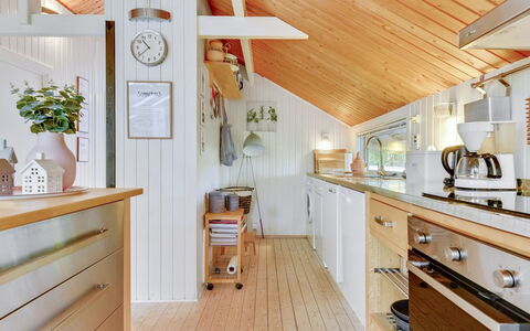 Swenki - 29Km from the Sea: Indretning, Gulvbelægning, Træ, Møbel, Loft, Etage, Køkken, Countertop, Lysarmatur, Belysning