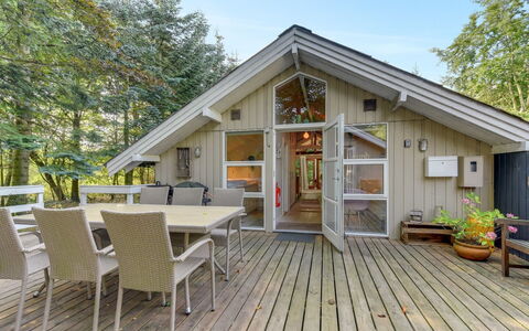 Swenki - 29Km from the Sea: Møbel, Indretning, Stol, Gulvbelægning, Bord, Udvej, Etage, Loft, Værelse, Eco Hotel