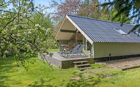 Hilla - 31Km from the Sea: Hjem, Sommerhus, Veranda, Hårdttræ, Sidespor, Dæk, Skygge, Planke, Estate, Garden Bygninger
