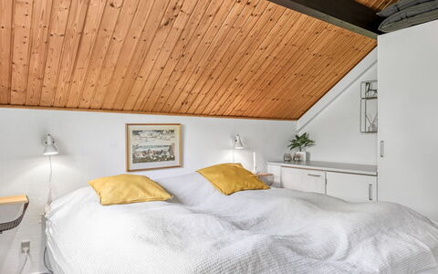 Hilla - 31Km from the Sea: Soveværelse, Indretning, Seng, Møbel, Træ, Loft, Gulvbelægning, Etage, Belysning, Sengetøj
