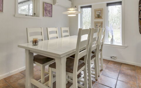 Josina - 32Km from the Sea: Møbel, Gulvbelægning, Indretning, Etage, Træ, Spisestue, Bord, Køkken & Spisebord, Loft, Trægulve