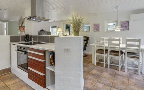 Josina - 32Km from the Sea: Gulvbelægning, Indretning, Etage, Møbel, Træ, Loft, Større Bandage, Køkken, Countertop, Værelse