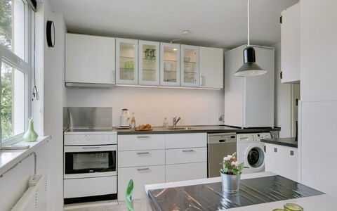 Øthi: Køkken, Køkken Apparat, Countertop, Indretning, Gulvbelægning, Større Bandage, Cabinetry, Loft, Møbel, Lysarmatur