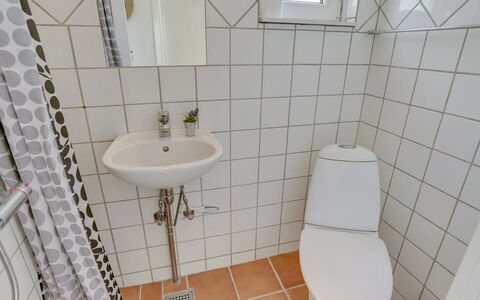 Øthi: Badeværelse, Sanitærarmatur, Toiletbræt, Gulvbelægning, Etage, Toilet, Indretning, Badeværelsesvask, Vvs, Håndvask