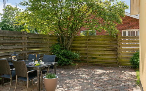 Øthi: Busk, Have, Backyard, Udendørs Møbler, Gård, Skygge, Mursten, Blomsterkrukke, Landscaping, Bejdse