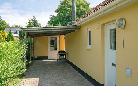 Øthi: Hjem, Boligområde, Hus, Busk, Dør, Sommerhus, Sidespor, Gård, Have, Backyard