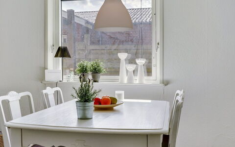 Øthi: Møbel, Indretning, Gulvbelægning, Bord, Træ, Etage, Loft, Spisestue, Køkken & Spisebord, Lysarmatur