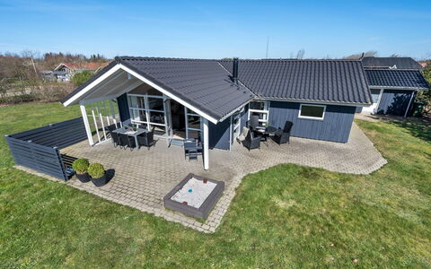 Haagen - 600M to the Fjord: Møbel, Indretning, Gulvbelægning, Træ, Etage, Loft, Trægulve, Stol, Bord, Belysning