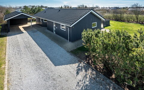 Haagen - 600M to the Fjord: Møbel, Indretning, Gulvbelægning, Træ, Etage, Loft, Trægulve, Stol, Bord, Belysning