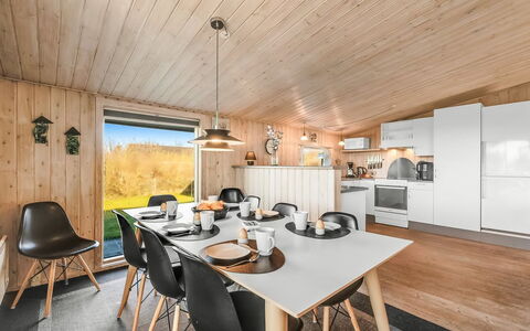 Benjamina - 530M to the Fjord: Møbel, Indretning, Gulvbelægning, Træ, Etage, Loft, Trægulve, Stol, Bord, Belysning