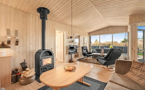 Benjamina - 530M to the Fjord: Møbel, Indretning, Gulvbelægning, Træ, Etage, Loft, Trægulve, Stol, Bord, Belysning