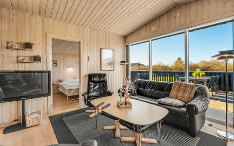 Benjamina - 530M to the Fjord: Møbel, Indretning, Gulvbelægning, Træ, Etage, Loft, Trægulve, Stol, Bord, Belysning