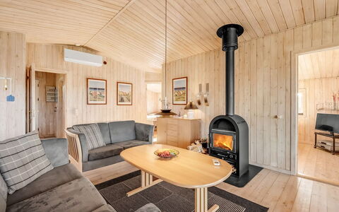 Benjamina - 530M to the Fjord: Møbel, Indretning, Gulvbelægning, Træ, Etage, Loft, Trægulve, Stol, Bord, Belysning