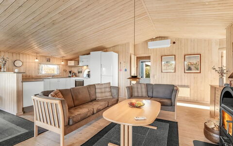 Benjamina - 530M to the Fjord: Møbel, Indretning, Gulvbelægning, Træ, Etage, Loft, Trægulve, Stol, Bord, Belysning