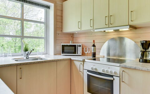 Fenja - 500M to the Fjord: Køkken, Countertop, Køkken Apparat, Gulvbelægning, Træ, Indretning, Cabinetry, Sanitærarmatur, Etage, Større Bandage