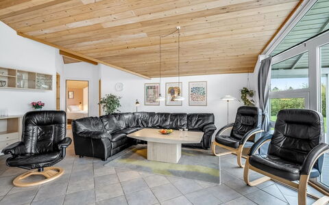 Ingbritt - 700M to the Fjord: Møbel, Indretning, Træ, Gulvbelægning, Loft, Couch, Etage, Stue, Belysning, Værelse
