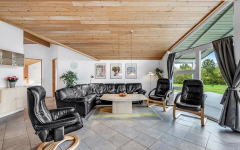 Ingbritt - 700M to the Fjord: Indretning, Møbel, Gulvbelægning, Loft, Træ, Couch, Etage, Stue, Belysning, Værelse