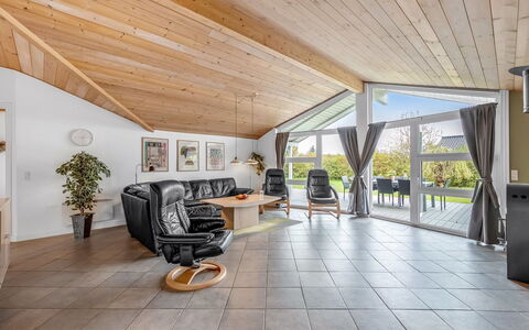 Ingbritt - 700M to the Fjord: Indretning, Træ, Gulvbelægning, Loft, Couch, Møbel, Etage, Stue, Trægulve