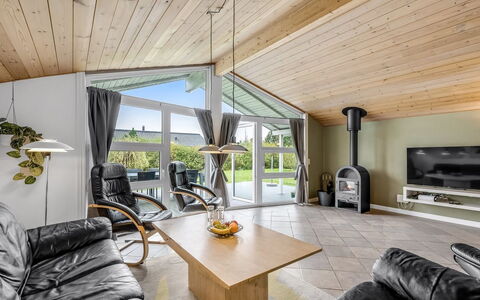Ingbritt - 700M to the Fjord: Loft, Indretning, Couch, Gulvbelægning, Møbel, Stue, Etage, Stol, Værelse