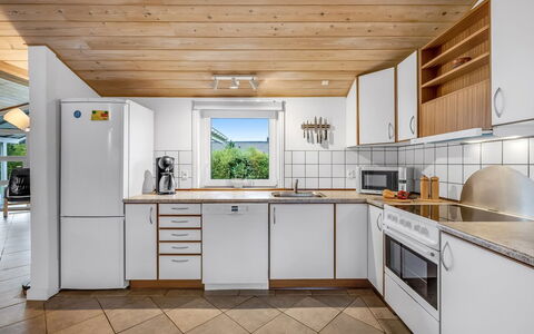 Ingbritt - 700M to the Fjord: Køkken, Gulvbelægning, Træ, Større Bandage, Countertop, Køkken Apparat, Indretning, Etage, Loft, Trægulve
