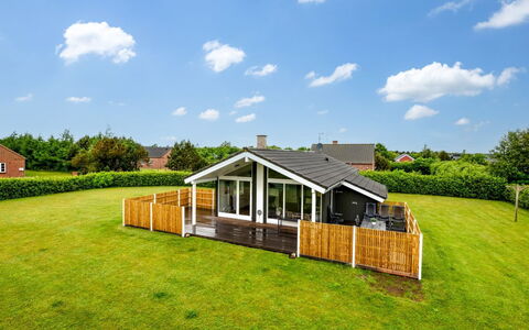 Picabo - 750M to the Fjord: Hjem, Hus, Sommerhus, Estate, Stuehus, Lawn, Landscaping, Garden Bygninger, Veranda, Villa
