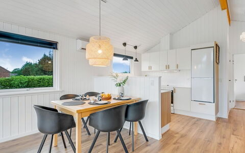 Picabo - 750M to the Fjord: Indretning, Gulvbelægning, Træ, Loft, Møbel, Etage, Countertop, Køkken, Lysarmatur, Belysning