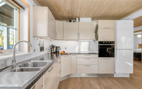 Adelia - 850M to the Fjord: Køkken, Countertop, Gulvbelægning, Indretning, Træ, Køkken Apparat, Loft, Trægulve, Håndvask, Større Bandage